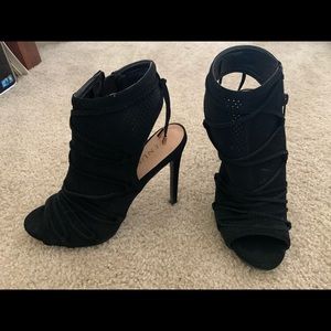 Shoe, fun open toe shoe about 5” heal Black